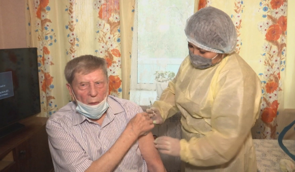 Қарағандыда 95 жастағы қария вакцина салдырды