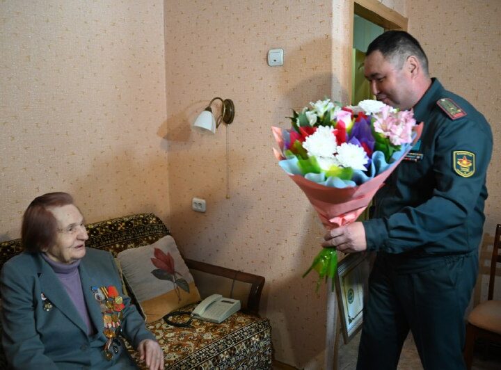 Әскерилер ғасыр жасаған ардагерді құттықтады