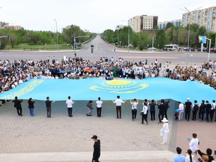 Мемлекеттік рәміздер күні мыңдаған қарағандылық Қазақстанның әнұранын орындады