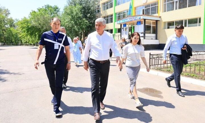 Ермағанбет Бөлекпаев мердігерлерге мектептердегі жөндеу жұмыстарына қатысты қатаң ескерту жасады
