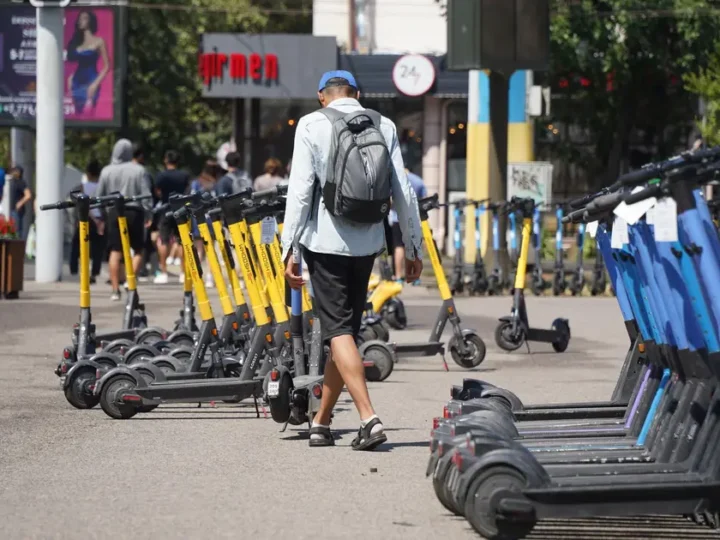 Елімізде электросамокаттардың тротуармен жүруіне тыйым салу ұсынылып отыр