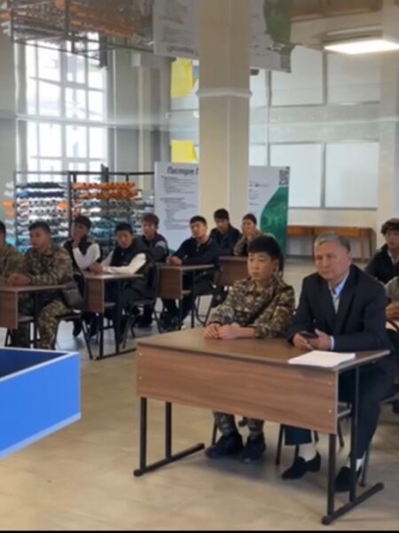 Еңбек ардагерлері студенттермен жүздесті