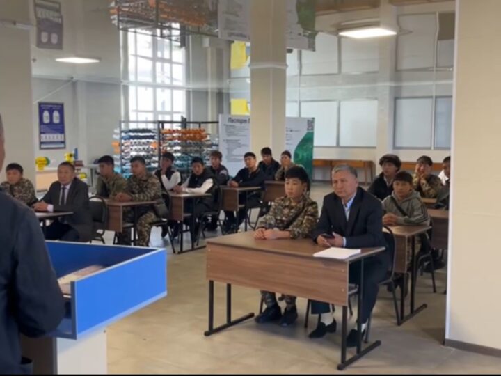 Еңбек ардагерлері студенттермен жүздесті