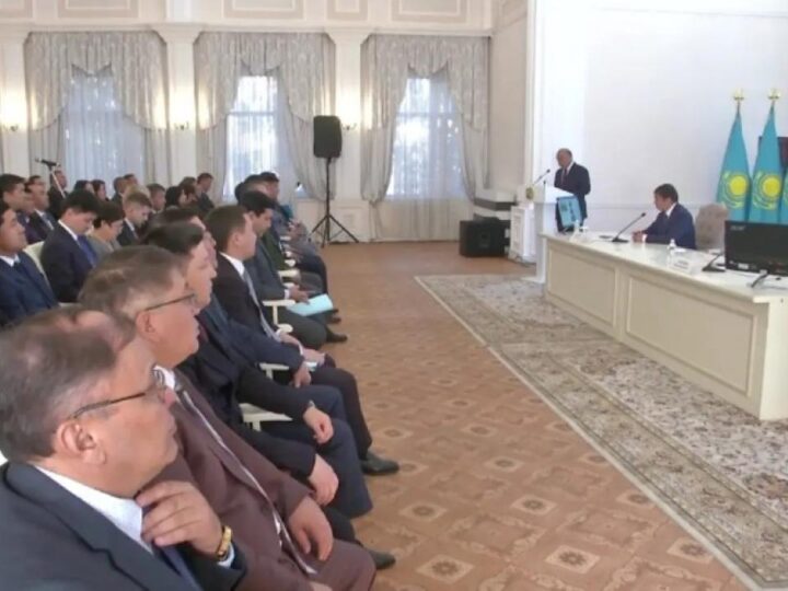 Цифрландыру және халықпен диалог – Президент кеңесшісі Қарағанды облысының тұрғындарымен кездесті
