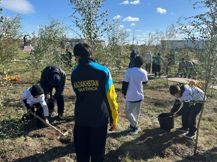«Таза Қазақстан»: Шахтинскіде оқушылар мен еріктілер орталық саябақты көгалдандырды