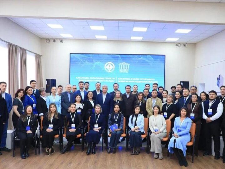 Жастарға арналған «Талдау мектебі» жобасы іске қосылдыҚарағанды облысында жастардың кәсіби дамуын қолдауға бағытталған жаңа жоба – «Талдау мектебі» өз жұмысын бастады. Бір айға созылатын оқу бағдарламасы жергілікті сарапшыларды даярлауға арналған. Жоба аясында қатысушылар мемлекеттік қызмет пен сараптама саласының тәжірибелі мамандарынан дәріс алып, талдау жасау дағдыларын меңгереді. Бағдарлама жастарға өз әлеуетін арттырып, өңірлік шешімдер қабылдауға сараптамалық тұрғыда үлес қосуға мүмкіндік береді. Жобаға 35 жасқа дейінгі, жоғары білімі бар жастар қатыса алады. Алғашқы іріктеу кезеңінде 90-нан астам өтініш қабылданып, олардың ішінен 40 адам таңдалды. Қатысушылар қатарында жоғары оқу орындарының оқытушылары, жеке сектор мамандары және жұмысшы мамандық иелері бар. Жоба қатысушыларының бірі – Аяулым Совет, бірнеше жылдан бері БАҚ саласында қызмет атқарып келеді. Ол Талдау мектебіне алғашқы өтініш берушілердің бірі болды. – Мен бірнеше жылдан бері БАҚ саласында қызмет атқарып келемін. Талдау мектебіне алғашқылардың бірі болып өтінім бергенімнің себебі – кәсіби білімімді жетілдіру, сараптама дағдыларымды дамыту және қоғамдағы өзекті мәселелерді тереңірек түсіну болды. Жобаның форматы мен мазмұны өте қызықты және пайдалы, әр сабақтан жаңа тәжірибе мен кәсіби кеңестер аламын. Бұл мектеп маған кәсіби өсудің ғана емес, өз ойымды жүйелеудің, аналитикалық қабілеттерімді шыңдаудың жақсы мүмкіндігін беріп отыр. Сонымен қатар, әріптестермен тәжірибе бөлісу де үлкен мотивация болып табылады. Талдау мектебіне қатысу мен үшін ерекше тәжірибе әрі болашақ кәсіби жоспарларым үшін маңызды қадам деп есептеймін, – деді шараға қатысушы Аяулым Совет. Талдау мектебі биыл 6-шы жылын тойлап отыр. Бұған дейін жоба тек елордада, Сенат жанында жүзеге асырылған болатын. Ал биыл ол алғаш рет өңірлік деңгейде іске асырылуда, бұл жастарға сараптамалық дағдыларын өз қаласында дамытуға мүмкіндік береді. – Біз үшін жастармен жұмыс жасау – мемлекеттік басқарудың сапасын арттырудың маңызды бөлігі. «Талдау мектебі» сияқты жобалар арқылы еліміздің әр өңіріндегі жас мамандар парламенттік процеске қадам басып, сараптамалық мәдениетті қалыптастырады. Бұл – Қазақстандағы ашық және кәсіби заң шығару жүйесін дамытудың бір бөлігі, –дейді ҚР Парламенті Сенаты Аппаратының басшысы Максим Споткай. Биылғы «Талдау мектебі» жобасы 8 қарашадан 6 желтоқсанға дейін офлайн форматта өтеді. Оқыту бағдарламасына еліміздің жетекші мамандары тартылған: спикерлердің 90 пайызы – Астана мен Алматыдан шақырылған тәжірибелі сарапшылар. Алғашқы сабаққа өңірдің стратегиялық даму бағыттарын таныстырып, алдағы жоспарларымен бөлісу үшін облыс әкімі Ермағанбет Бөлекпаев арнайы қатысып, қатысушыларға менторлық жасады. Бұл тәжірибе жастарға тек теориялық біліммен шектелмей, өңірдің нақты даму контекстін түсініп, сараптамалық дағдыларын практикалық тұрғыда дамытуға мүмкіндік береді. Сенат аппараты үшін де бұл бастама – жастарды қолдап, олардың қоғамдық мәселелерді талдау қабілетін арттырудың маңызды алаңы. – Біз «Талдау мектебі» жобасын өңірімізде қабылдауға өте қуаныштымыз. Бұл бастама жастарға өз қаласында сараптамалық дағдыларын дамытуға, қоғамдық мәселелерді терең түсініп, нақты шешімдер ұсынуға мүмкіндік береді. Жобаның алғашқы сабағында біз облыстың стратегиялық даму бағыттарын таныстырып, алдағы жоспарларымызбен бөлістік. Мұндай тәжірибе жастардың кәсіби және азаматтық әлеуетін арттыруға маңызды үлес қосатынына сенімдімін, – деп атап өтті аймақ басшысы Ермағанбет Бөлекпаев.  Оқу аяқталғаннан кейін қатысушылар Қарағанды облысының мемлекеттік органдарына арналған сараптамалық ұсыныстар әзірлейді. Бағалау нәтижесінде үздік нәтиже көрсеткен түлектер өңірлік сараптамалық кеңеске мүше болуға мүмкіндік алады. Сонымен қатар, ең озық жобаларды ұсынған екі команда 2026 жылдың қаңтарында Астанада өтетін «Талдау мектебіне» арнайы шақырту алады, бұл оларға тәжірибе алмасып, өз жобаларын республикалық деңгейде таныстыруға жағдай жасайды.