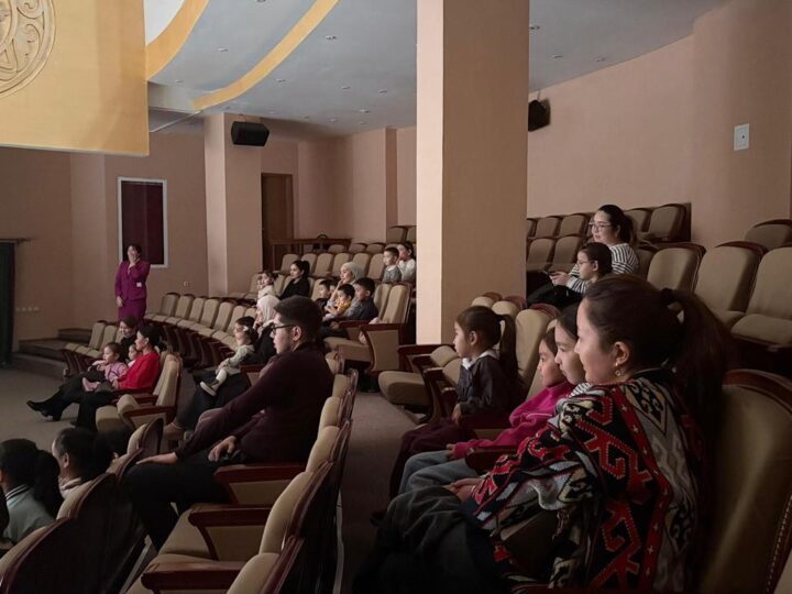 ЕРІКТІЛЕР БАЛАЛАРДЫ ТЕАТР ӘЛЕМІНЕ ЖАҚЫНДАТТЫ