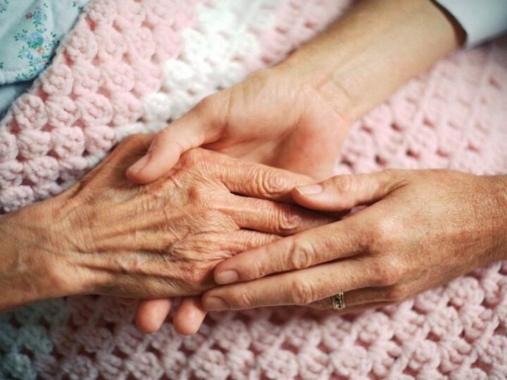 Қарттар қайда барады? Қарағандыдағы әлеуметтік орталықтың тағдыры алаңдатып отыр