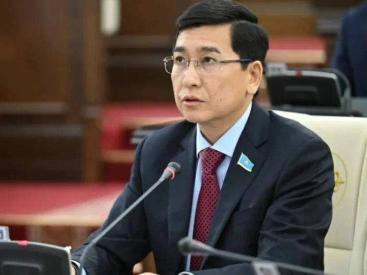 Асхат Аймағамбетов қоғам кең талқылаған Конституция жобасының баптарын түсіндірді