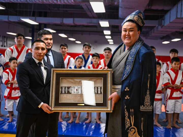 Сумошы Ерсін Балтағұл қазақстандық спортшылармен жүздесті