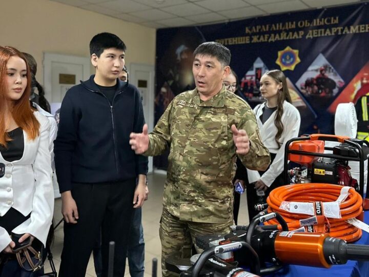 Бір күн құтқарушылармен бірге: «Құқық тәртібі әліппесі» қатысушылары Қарағанды облысы ТЖД жұмысының қыр-сырымен танысты