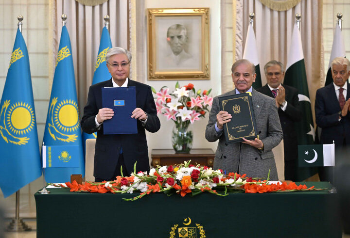 Қасым-Жомарт Тоқаев пен Шахбаз Шариф Қазақстан Республикасы мен Пәкістан Ислам Республикасы арасында стратегиялық серіктестік орнату туралы бірлескен декларацияға қол қойды