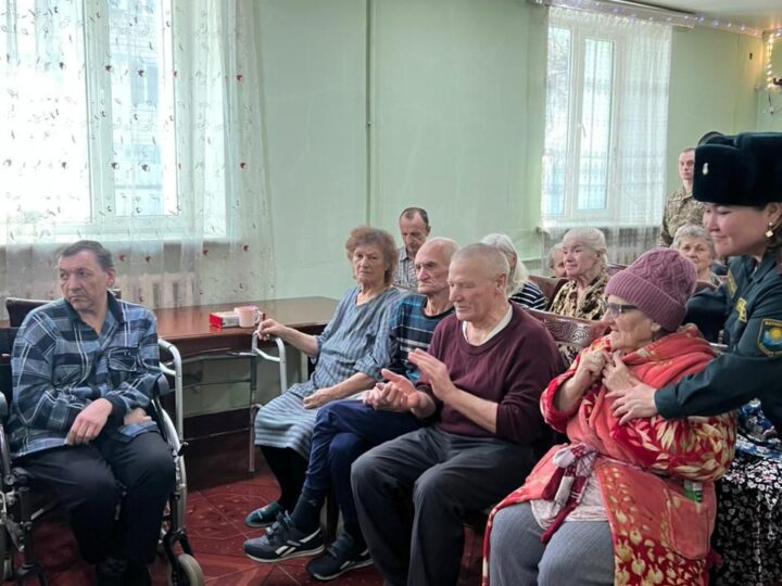 6505 әскери бөлімінің әскери оркестрі қарттарға мерекелік көңіл күй сыйлады