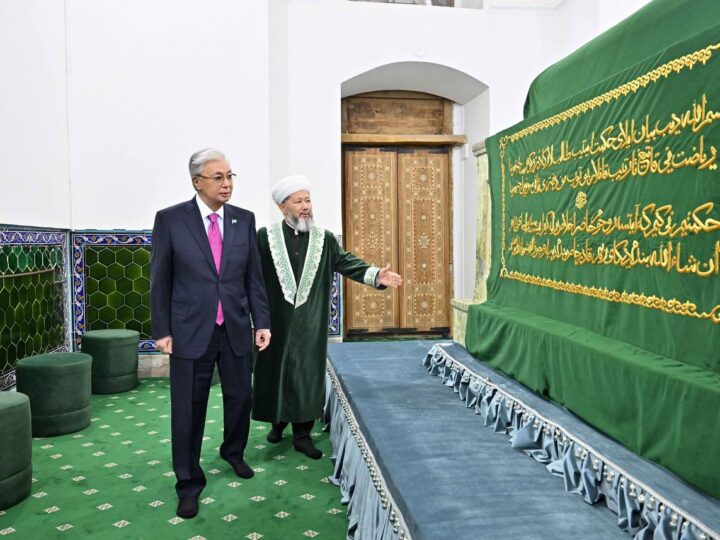 Президент Қасым-Жомарт Тоқаев Қожа Ахмет Ясауи кесенесіне зиярат етті
