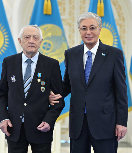 Президент Қасым-Жомарт Тоқаев Ерванд Ильинскийге «Қазақстанның Еңбек Ері» атағын тапсырды