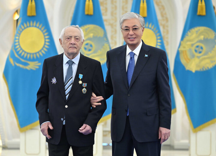 Президент Қасым-Жомарт Тоқаев Ерванд Ильинскийге «Қазақстанның Еңбек Ері» атағын тапсырды