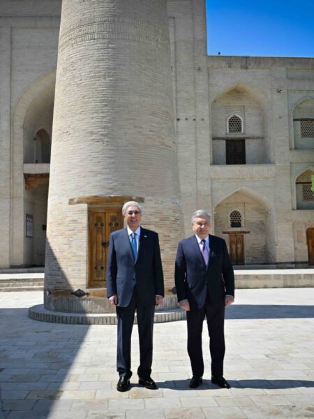 Қасым-Жомарт Тоқаев пен Шавкат Мирзиёев Бахауддин Нақышбанди мемориалдық кешеніне барды