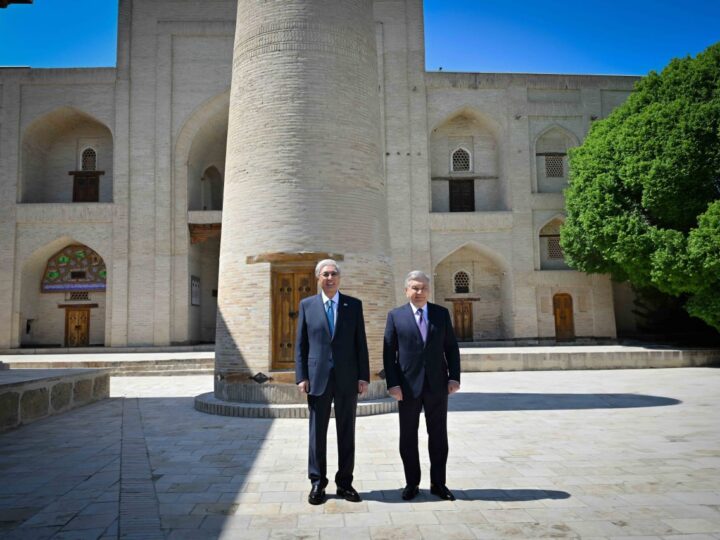 Қасым-Жомарт Тоқаев пен Шавкат Мирзиёев Бахауддин Нақышбанди мемориалдық кешеніне барды