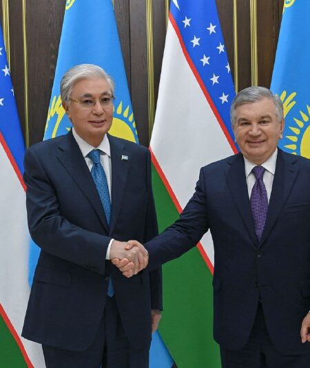 Мемлекет басшысы Қасым-Жомарт Тоқаев Өзбекстан Президенті Шавкат Мирзиёевпен бейресми кездесу өткізді