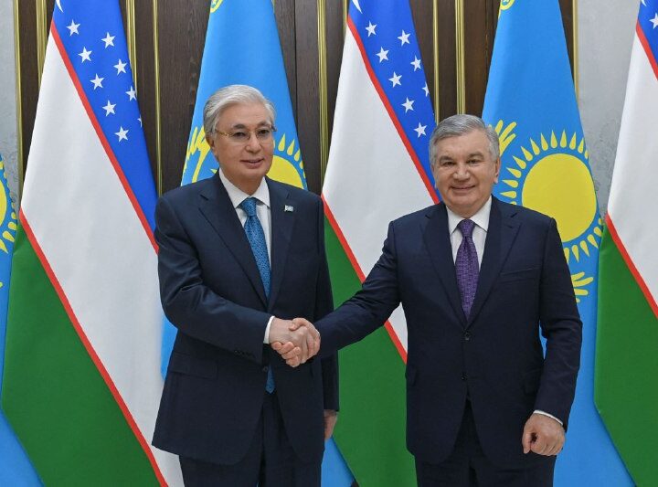 Мемлекет басшысы Қасым-Жомарт Тоқаев Өзбекстан Президенті Шавкат Мирзиёевпен бейресми кездесу өткізді