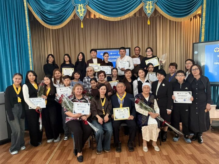 Кітап оқитын әулет