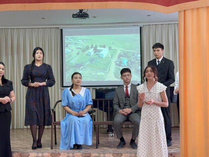 Өлең сүйген жастар