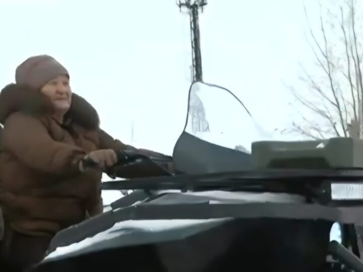 Трактор тізгіндеген еңбек адамы