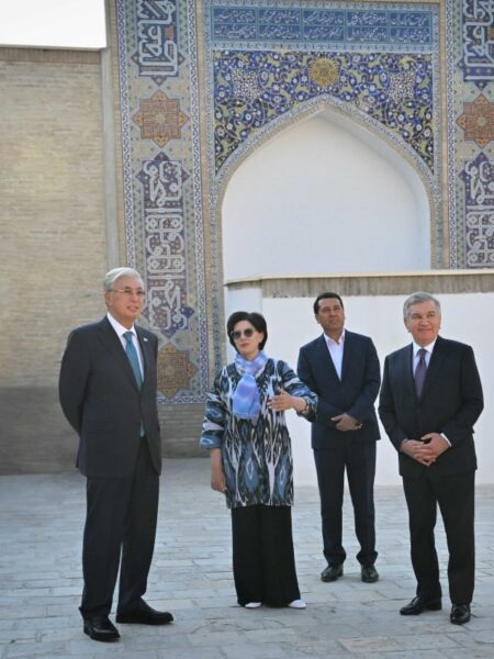 Қазақстан мен Өзбекстан президенттері Бұхараның тарихи орындарын аралап көрді