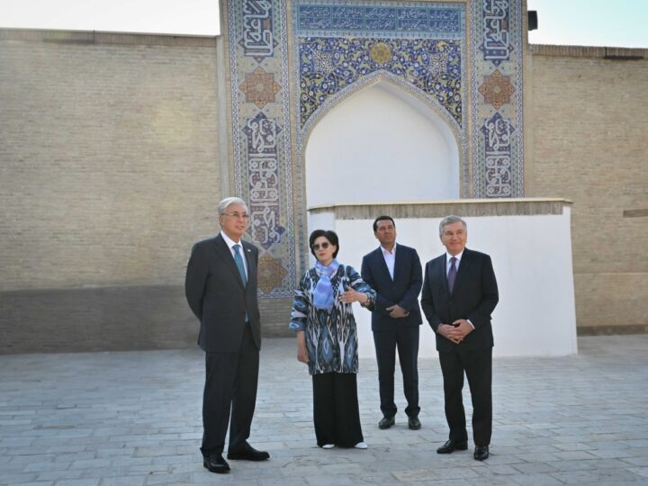 Қазақстан мен Өзбекстан президенттері Бұхараның тарихи орындарын аралап көрді