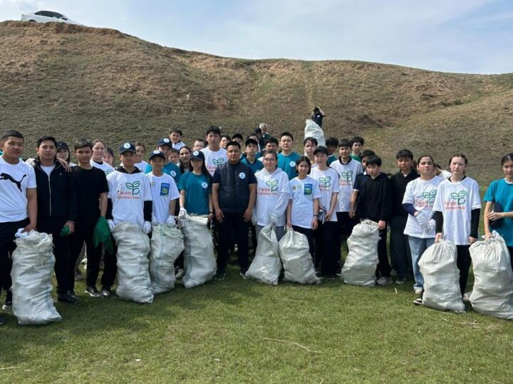 «Таза жағалау»: Қарағанды облысының еріктілері Нұра жағасын тазалап, экологияға көзқарасты өзгертуде