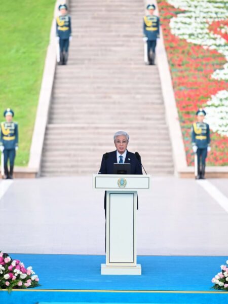 Президент Мемлекеттік ту көтеру рәсіміне қатысты