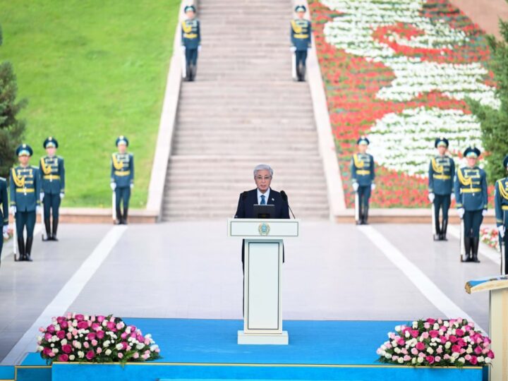Президент Мемлекеттік ту көтеру рәсіміне қатысты