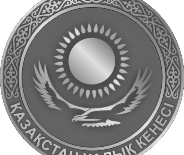 Қазақстан Халық Кеңесі мүшелері қаза тапқан әскери қызметшілердің отбасыларына материалдық көмек көрсетеді.